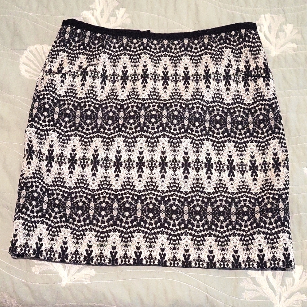 Patterned skirt with pockets